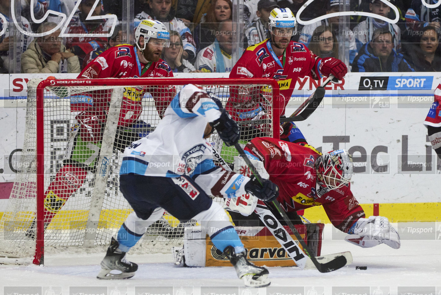 Úspěšný zákrok pardubického brankáře. Foto: Jiří Princ