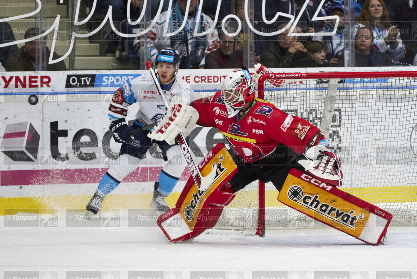 Úspěšný zákrok pardubického brankáře. Foto: Jiří Princ