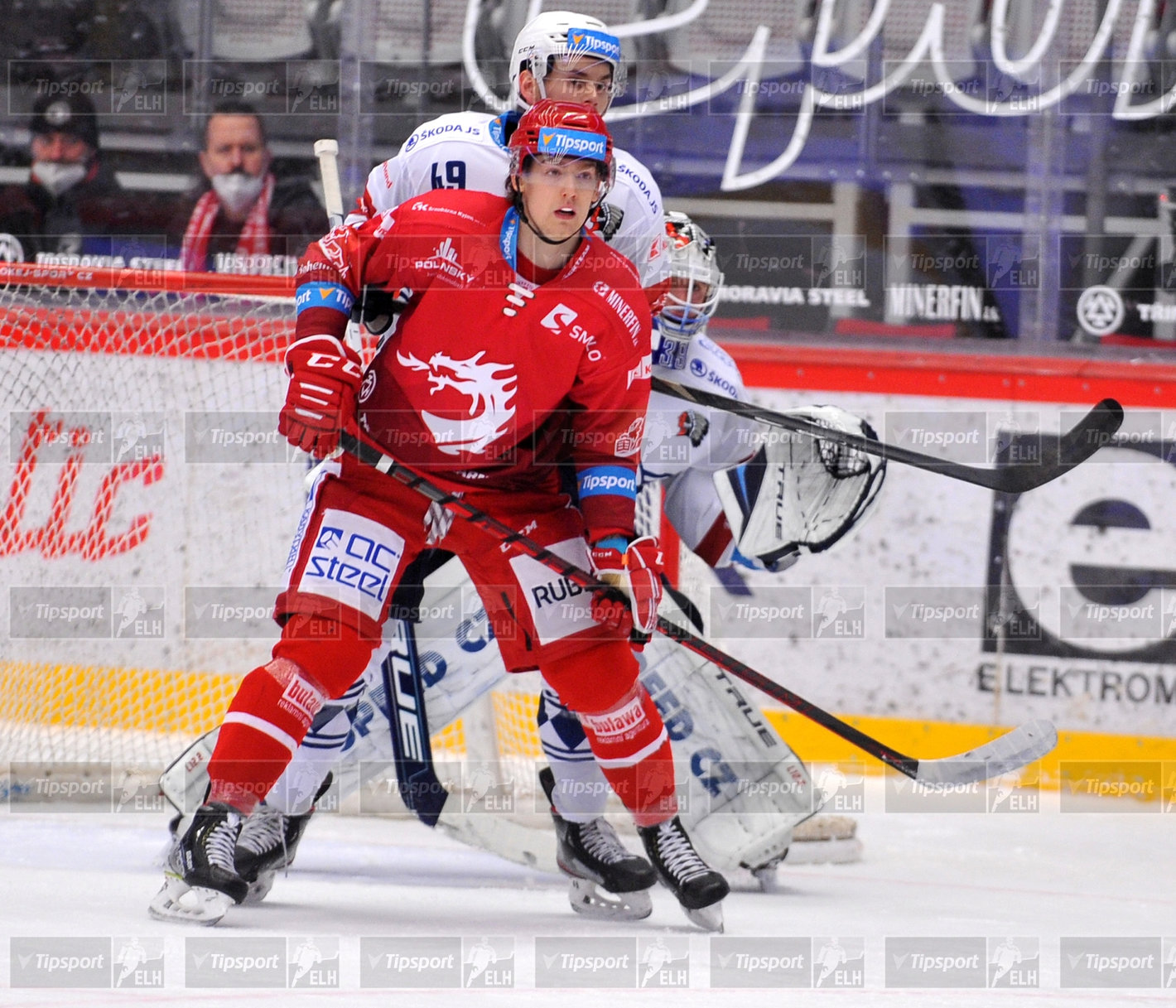 Michal Kovařčík cloní před plzeňskou brankou. Foto: Marian Ježowicz