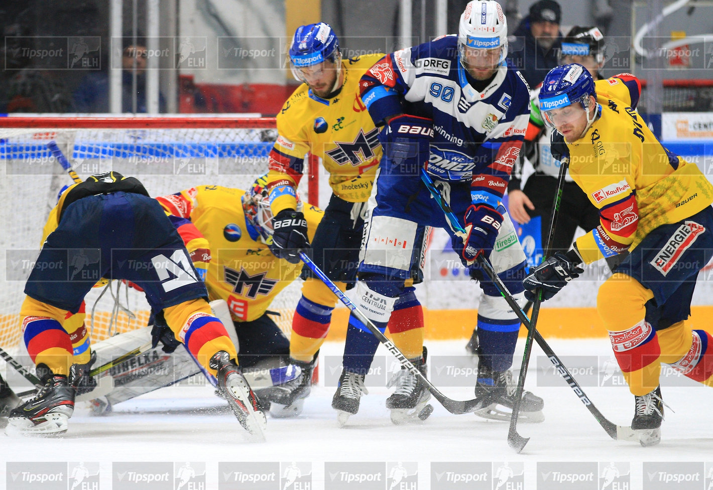 Martin Dočekal v souboji s Petrem Šenkeříkem a Kristofersem Bindulisem  (foto: Ivo Dostál)