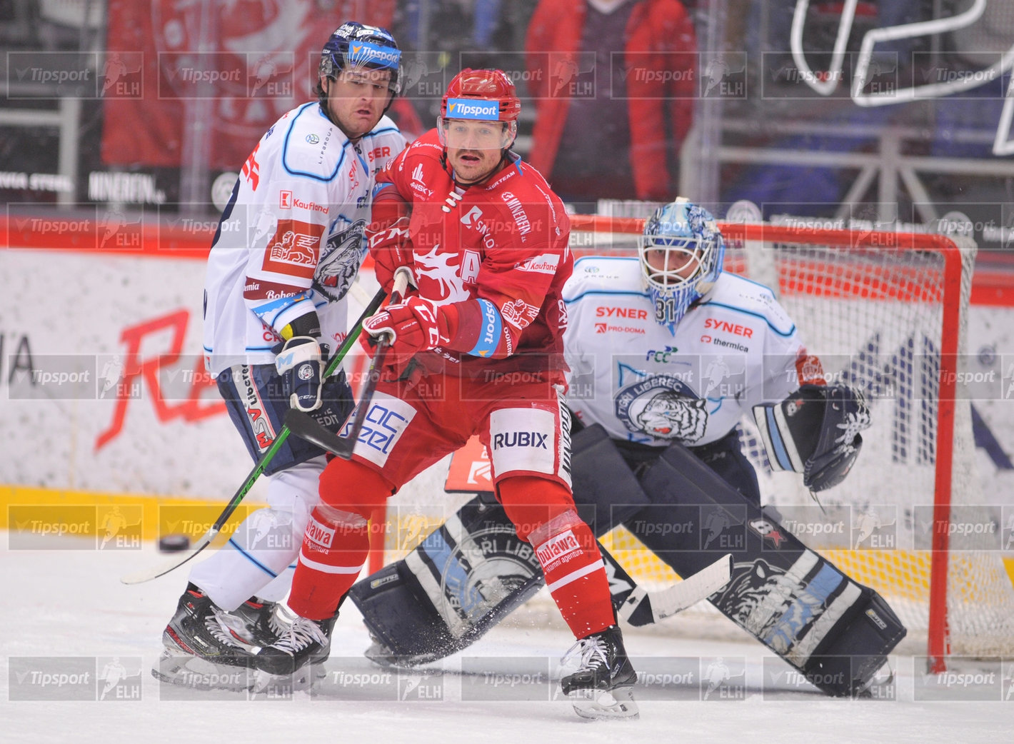 Vladimír Dravecký bojuje před brankou. Foto: Marian Ježowicz